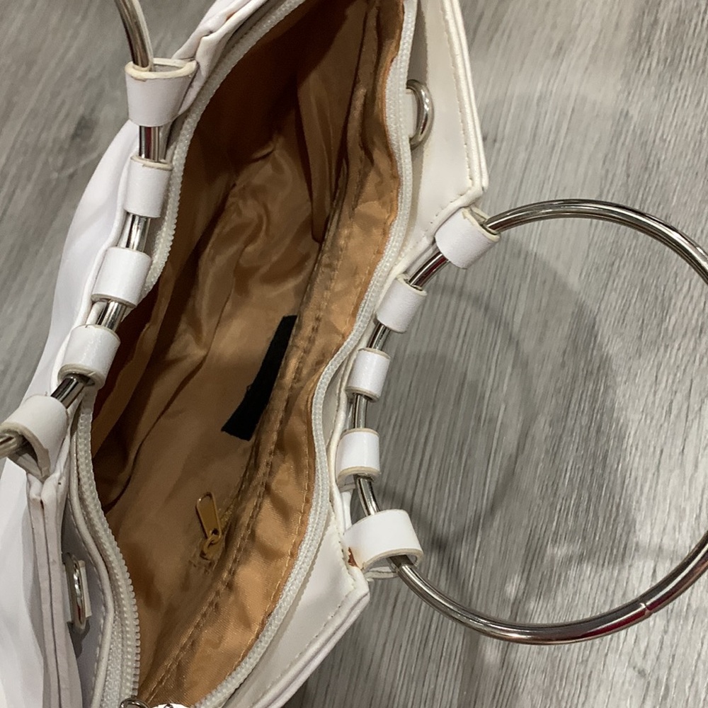 White purse with metal round handle - Picture 9 of 12